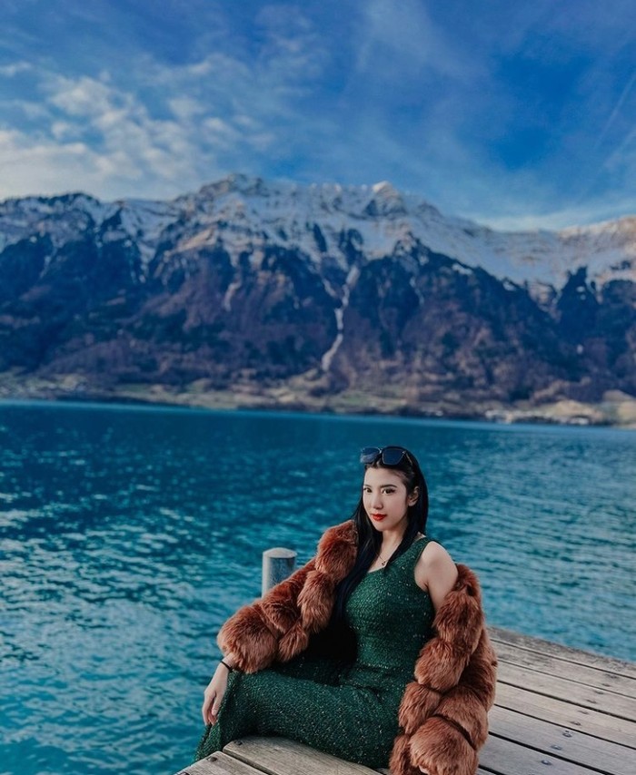 Galeri Bella Sulian Dukung Hotman Paris, Ini Gaya Bella Sulian Saat Nikmati Floating Breakfast