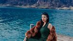 Dukung Hotman Paris, Ini Gaya Bella Sulian Saat Nikmati Floating Breakfast
