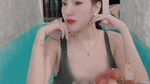 Dukung Hotman Paris, Ini Gaya Bella Sulian Saat Nikmati Floating Breakfast