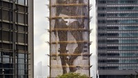 Pemandangan gedung-gedung yang terbungkus jaring nilon cerah adalah pemandangan yang umum di Hong Kong.