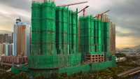 Diselimuti lembaran kain biru, hijau dan kuning, menara pencakar langit dalam foto-foto Peter Steinhauer memiliki kualitas yang hampir seperti pahatan.