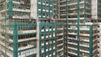 Fasad sementara ini mungkin memiliki tujuan praktis, tetapi warna cerah dan permukaan geometrisnya menghasilkan kontras yang memukau dengan cakrawala di sekitarnya.