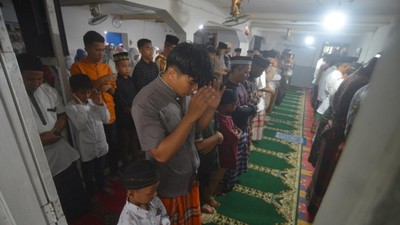 Gelar Salat Id, Jemaah Naqsabandiyah di Padang Rayakan Idul Fitri