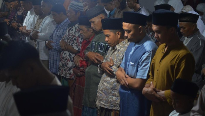 Gelar Salat Id, Jemaah Naqsabandiyah di Padang Rayakan Idul Fitri Hari Ini Jamaah Tarekat Naqsabandiyah melaksanakan Shalat Id di Mushalla Baitul Makmur, Pauh, Padang, Sumatera Barat, Minggu (1/5/2022). Tarekat Naqsabandiyah menetapkan 1 syawal 1443 Hijriah jatuh pada Minggu 1 Mei 2022, didasari dengan metode hisab Munjid, yakni penghitungan 30 hari sejak awal puasa. ANTARA FOTO/Iggoy el Fitra/wsj.