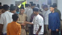 Jamaah Tarekat Naqsabandiyah saling berjabat tangan usai melaksanakan salat Id