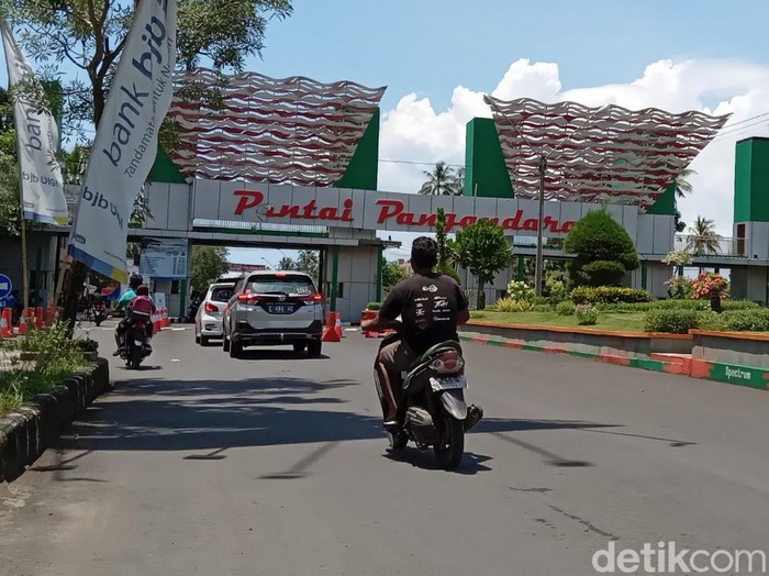 Gerbang masuk objek wisata Pantai Pangandaran.