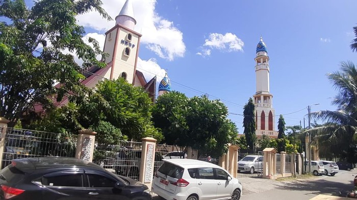 Rumah ibadah itu adalah Gereja Huria Kristen Batak Protestan (HKBP) dan Masjid Al-Mutaqqin berdiri kokoh terpisah pagar tembok sebagai pembatasnya.