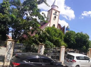 Melihat Gereja-Masjid di Kupang, Saling Berbagi Lahan Parkiran