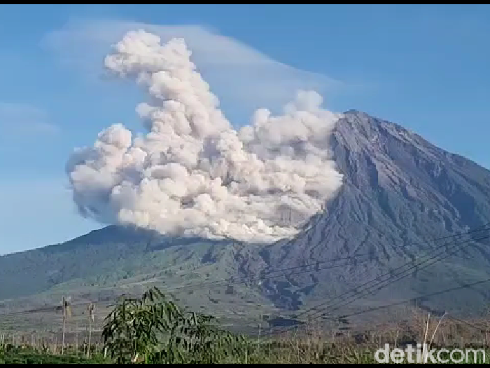 Gunung Semeru erupsi lagi