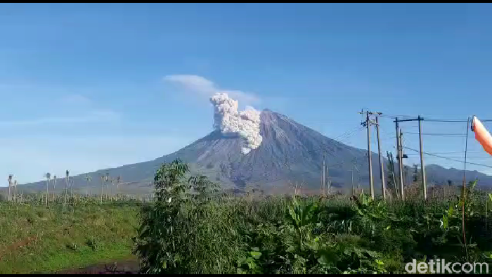 Gunung Semeru erupsi lagi