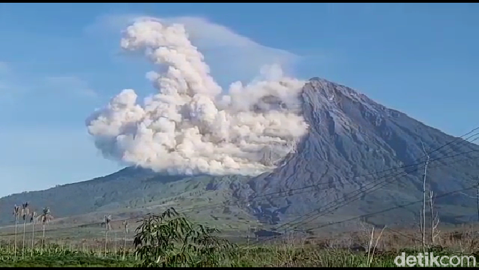 Gunung Semeru erupsi lagi