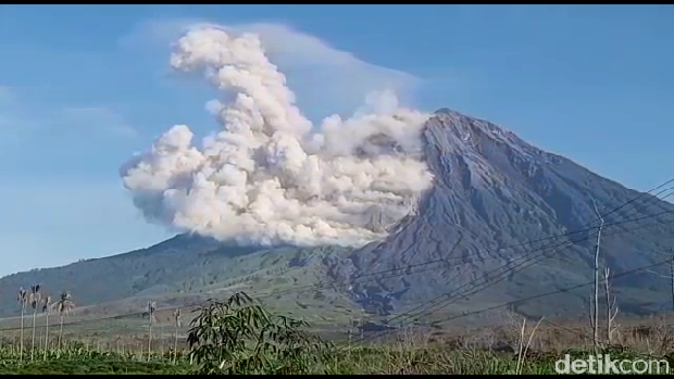 Gunung Semeru erupsi lagi Gunung Semeru erupsi lagi