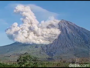 Jelang Lebaran, Semeru Luncurkan Guguran Awan Panas Sejauh 3,5 Km