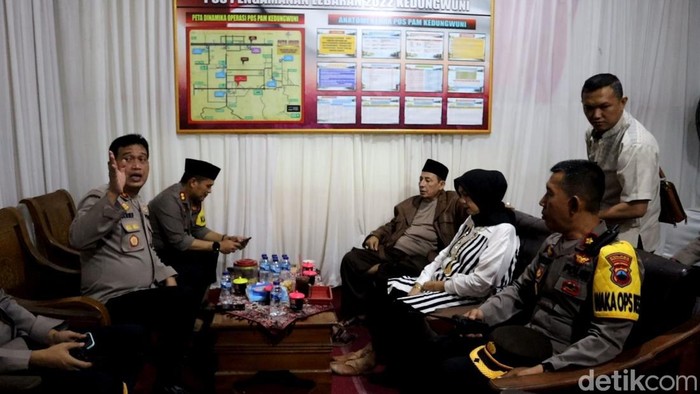 Habib Luthfi saat mengunjungi Pos pengamanan Lebaran di Pekalongan, Minggu (1/5/2022).