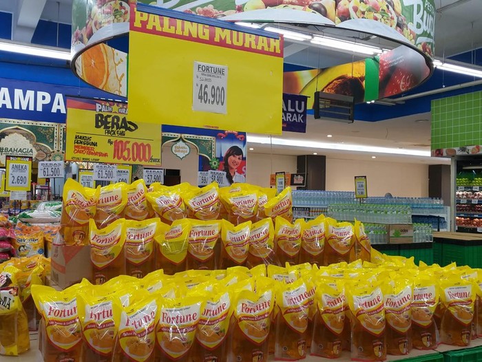 Harga minyak goreng turun/Lholida Qothrunnada