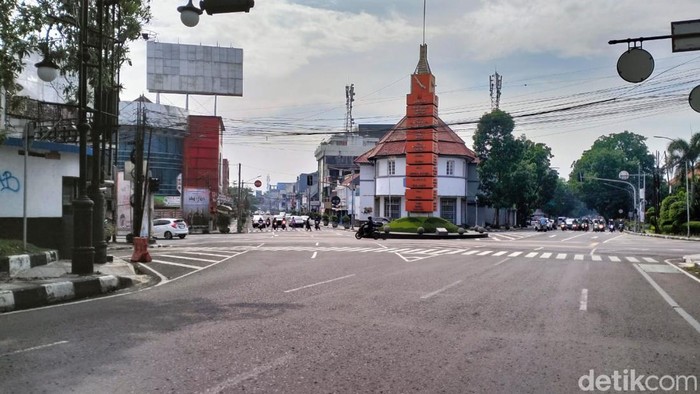 Jalanan di Kota Bandung H-1 Lebaran terpantau lengang.