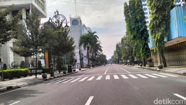 Jalanan di Kota Bandung H-1 Lebaran terpantau lengang.