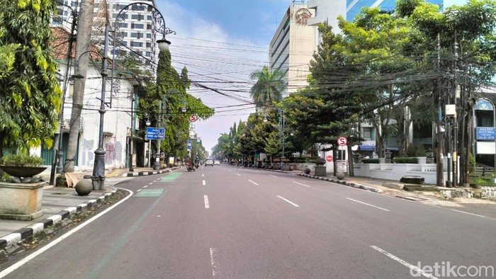 Jalanan di Kota Bandung H-1 Lebaran terpantau lengang.