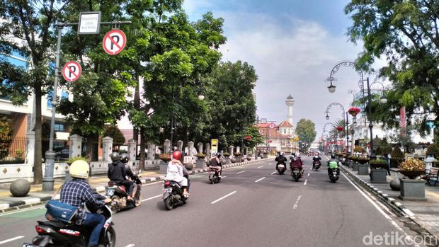 Jalanan di Kota Bandung H-1 Lebaran terpantau lengang.
