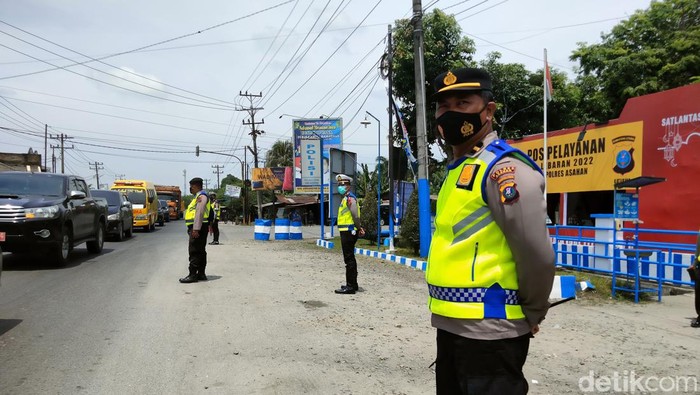 Petugas memantau arus mudik di Asahan.