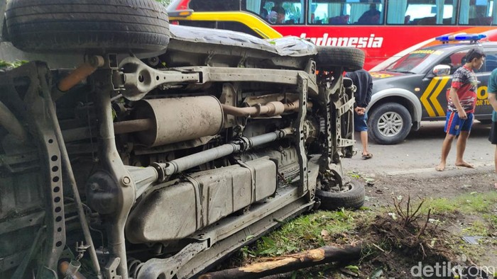 Kecelakaan mobil terguling di Lamongan