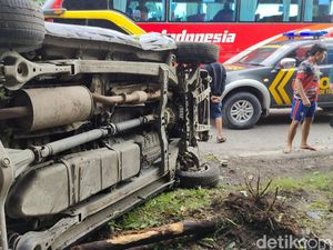 Innova Oleng Lalu Terguling di Lamongan, Begini Kondisi Korban