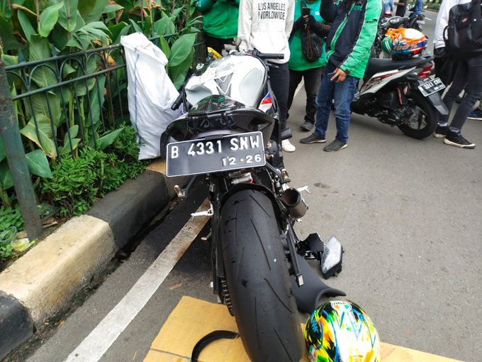 Kecelakaan Moge BMW S1000RR dengan Toyota Calya di Senayan