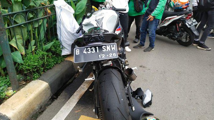 Kecelakaan Moge BMW S1000RR dengan Toyota Calya di Senayan