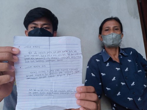 Ketut Rian dan Ketut Darmini (kanan), adik dan ibu kandung mendiang Komang Adi Ariawan saat ditemui di Banjar Eha, Tampaksiring, Gianyar