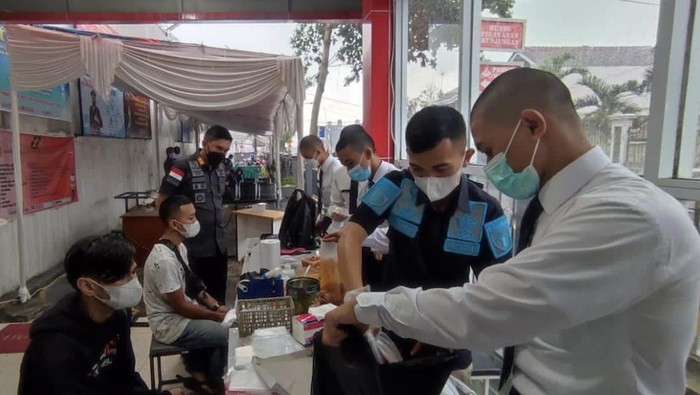 Keluarga narapidana menitipkan makanan dan barang.
