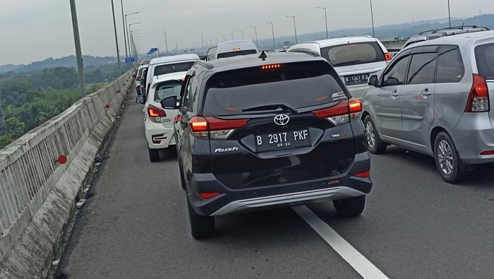 Kemacetan di Tol Layang MBZ (Wildan-detikcom)