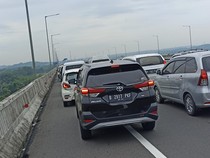Video Tol Layang MBZ Arah Cikampek Padat Merayap karena Tabrakan Beruntun