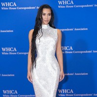 Di White House Correspondents Association Dinner 2022, Kim Kardashian menebar aura glamornya dalam balutan gaun perak nan berkilauan. (Foto: AP/Jose Luis Magana)