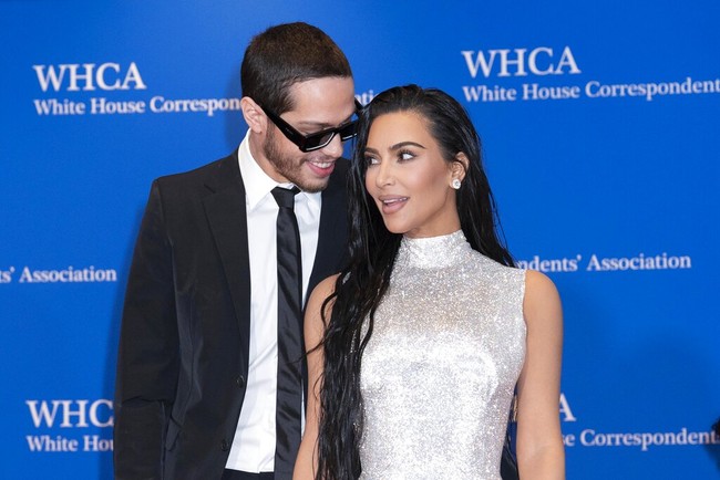 Kim Kardashian dan Pete Davidson menghadiri White House Correspondents Association Dinner 2022 di Washington D.C., AS, Sabtu (30/4/2022). Daily Mail mengabarkan, penampilan tersebut menandai debut bintang reality show dan komedian itu di karpet merah sebagai sepasang kekasih. (Foto: AP/Jose Luis Magana)