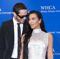 Kim Kardashian dan Pete Davidson menghadiri White House Correspondents Association Dinner 2022 di Washington D.C., AS, Sabtu (30/4/2022). Daily Mail mengabarkan, penampilan tersebut menandai debut bintang reality show dan komedian itu di karpet merah sebagai sepasang kekasih. (Foto: AP/Jose Luis Magana)