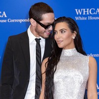 Pete Davidson dan Kim Kardashian dikabarkan mulai berpacaran sejak November tahun lalu setelah bertemu di acara Saturday Night Live. Baik Kim maupun Pete jarang mengumbar kemesraan di hadapan publik menyusul kabar kemesraan mereka mengemuka. (Foto: AP/Jose Luis Magana)