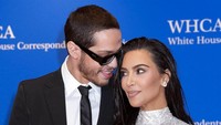 Pete Davidson Posting Ini Usai Putus dari Kim Kardashian