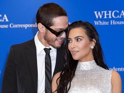 Debut Kim Kardashian dan Pete Davidson Pamer Mesra di Karpet Merah