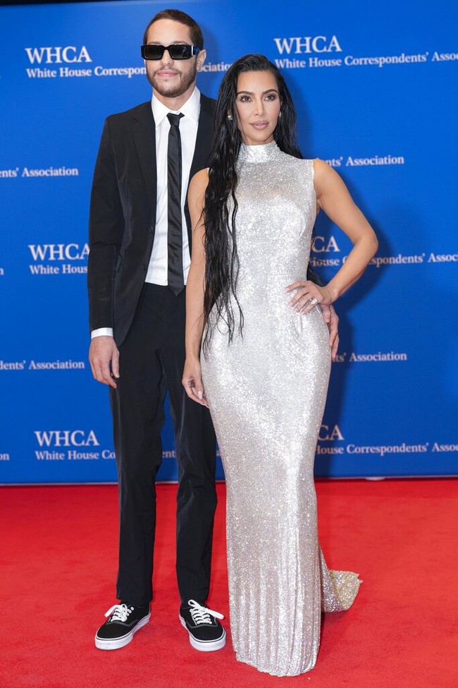 Sejoli ini pun tak ragu untuk memamerkan kemesraan mereka. Pete Davidson yang tampil formal dengan setelan berjas dan kacamata hitam terlihat merangkul Kim saat berpose di hadapan para fotografer. (Foto: AP/Jose Luis Magana)