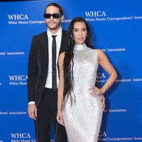 Sejoli ini pun tak ragu untuk memamerkan kemesraan mereka. Pete Davidson yang tampil formal dengan setelan berjas dan kacamata hitam terlihat merangkul Kim saat berpose di hadapan para fotografer. (Foto: AP/Jose Luis Magana)