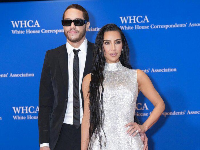 Kim Kardashian and Pete Davidson pose for photographers as they arrive at the annual White House Correspondents Association Dinner in Washington, Saturday, April 30, 2022. (AP Photo/Jose Luis Magana)