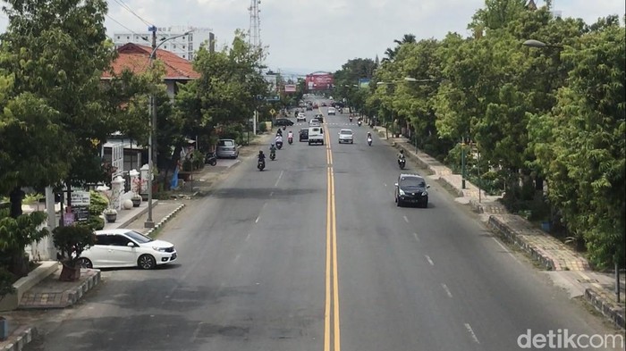 Kondisi arus lalu lintas di Jalan Pantura tepatnya di sekitar Bundaran Adipura atau depan SMPN 5 Rembang, Minggu (1/5/2022) sore.