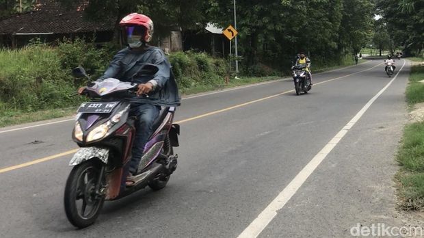 Kondisi lalu lintas di Jalan Rembang-Blora tepatnya di ruas masuk Desa Landoh-Sulang, tampak sepi dan lengang, Minggu (1/5/2022) sore.