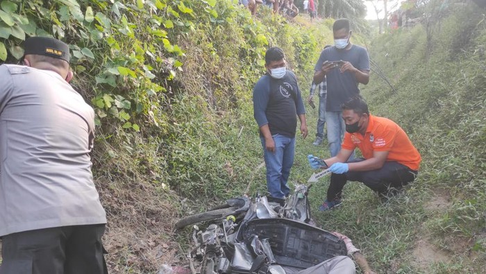 Korban saat ditemukan tertimpa sepeda motor di dalam parit.