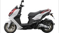 Tampilan Kymco KRV 180i DDS 2022 secara umum menghadirkan kesan agresif, dengan lekuk-lekuk di banyak bodi, mulai dari fairing depan, hingga bagian bodi samping, yang kemudian dikombinasikan dengan desain jok bertingkat dan behel model tanduk. Foto: Dok. Kymco