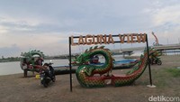 Laguna View berada di pinggir Sungai Opak. Tampak satu unit perahu naga dan kursi meja beserta penerangan terpasang di pinggir sungai tersebut. Dari lokasi tersebut, tampak pemandangan Jembatan Kretek II yang mulai dibangun tahun 2021 melintang di atas aliran Sungai Opak.