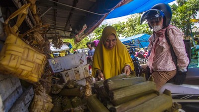 Laris Manis Ketupat dan Lontong Jelang Lebaran
