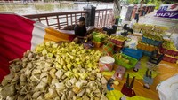 Pekerja menyelesaikan pesanan ketupat di Kampung Ketupat Jalan Sungai Baru, Banjarmasin, Kalimantan Selatan, Minggu (1/5/2022).