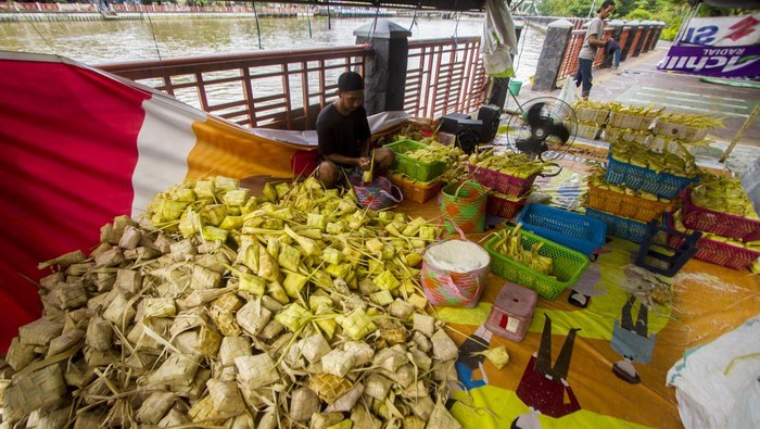 Laris Manis Ketupat dan Lontong Jelang Lebaran Pekerja menyelesaikan pesanan ketupat di Kampung Ketupat Jalan Sungai Baru, Banjarmasin, Kalimantan Selatan, Minggu (1/5/2022). Menjelang Hari Raya Idul Fitri 1443 Hijriah, penjualan ketupat dan lontong di Kota Banjarmasin yang dijual seharga Rp5 ribu hingga Rp7 ribu per buah itu mengalami peningkatan hingga 80 persen dibandingkan pada hari biasa. ANTARA FOTO/Bayu Pratama S/wsj.