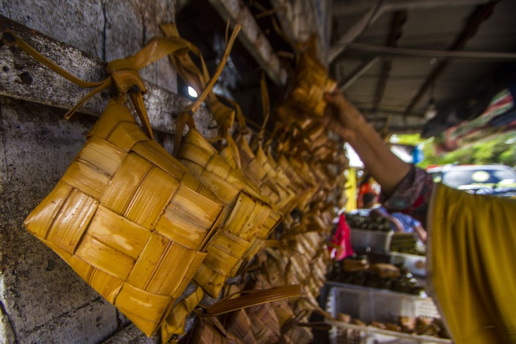 Pekerja menyelesaikan pesanan ketupat di Kampung Ketupat Jalan Sungai Baru, Banjarmasin, Kalimantan Selatan, Minggu (1/5/2022). Menjelang Hari Raya Idul Fitri 1443 Hijriah, penjualan ketupat dan lontong di Kota Banjarmasin yang dijual seharga Rp5 ribu hingga Rp7 ribu per buah itu mengalami peningkatan hingga 80 persen dibandingkan pada hari biasa. ANTARA FOTO/Bayu Pratama S/wsj.